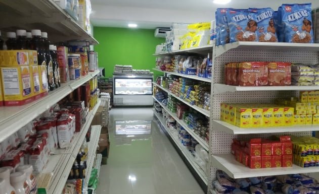 Supermercado KMIL en el pueblo de Santa Barbara de Samana.